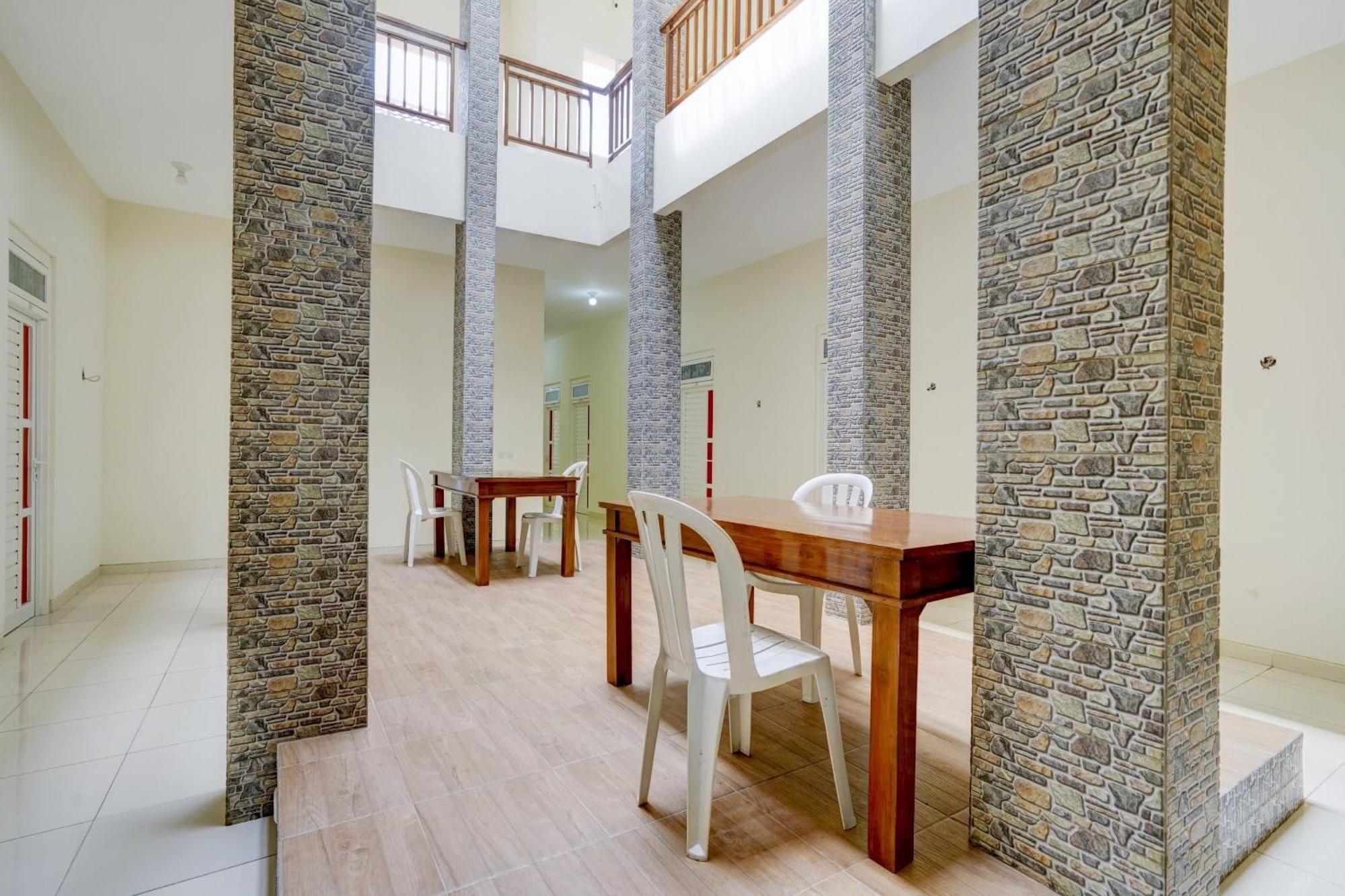 Oyo 90173 Innapp Tenggilis Family Residence Surabaya Luaran gambar