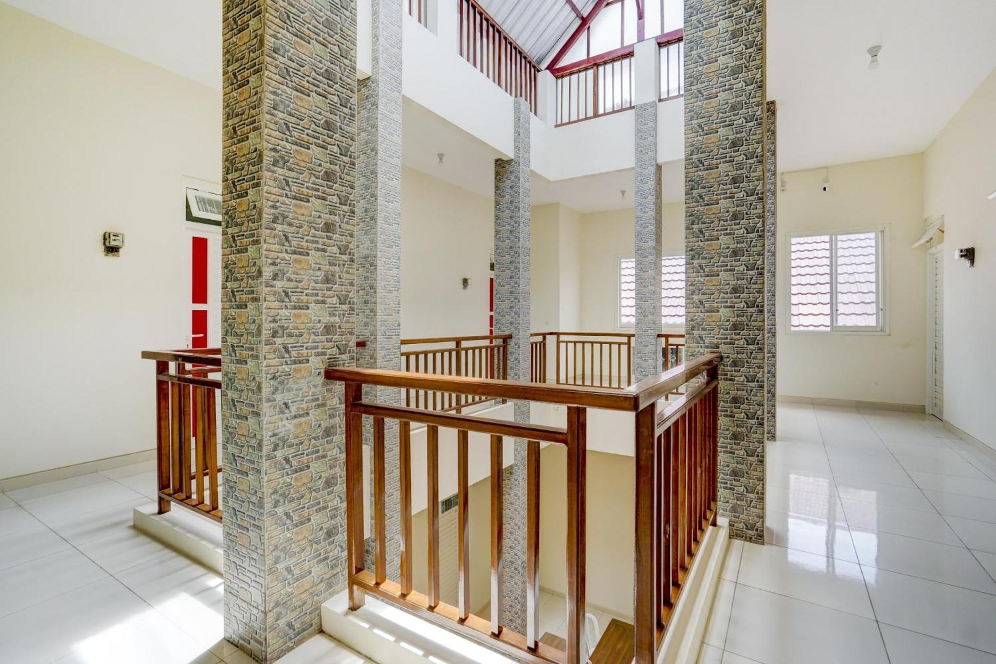 Oyo 90173 Innapp Tenggilis Family Residence Surabaya Luaran gambar