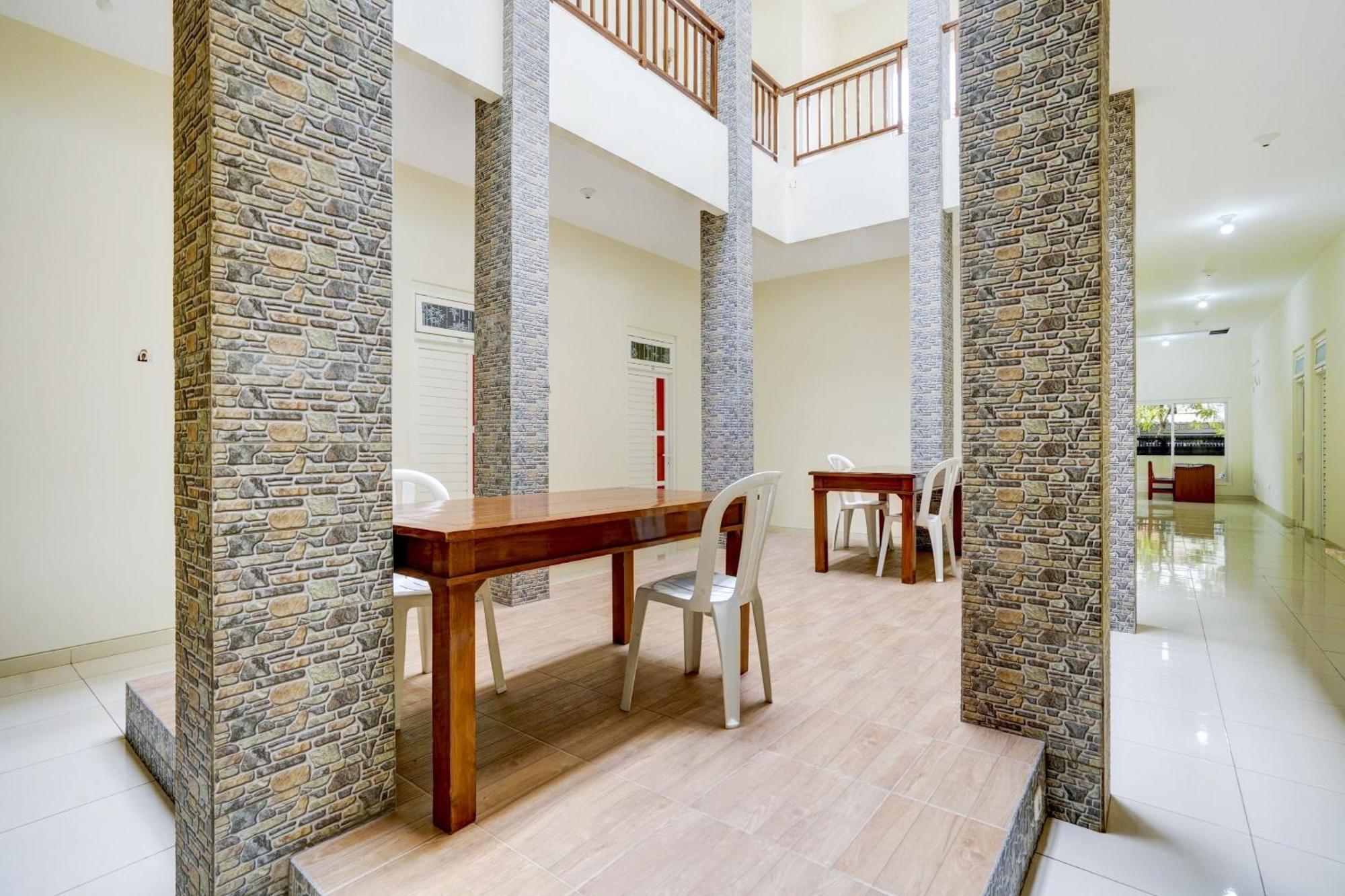 Oyo 90173 Innapp Tenggilis Family Residence Surabaya Luaran gambar