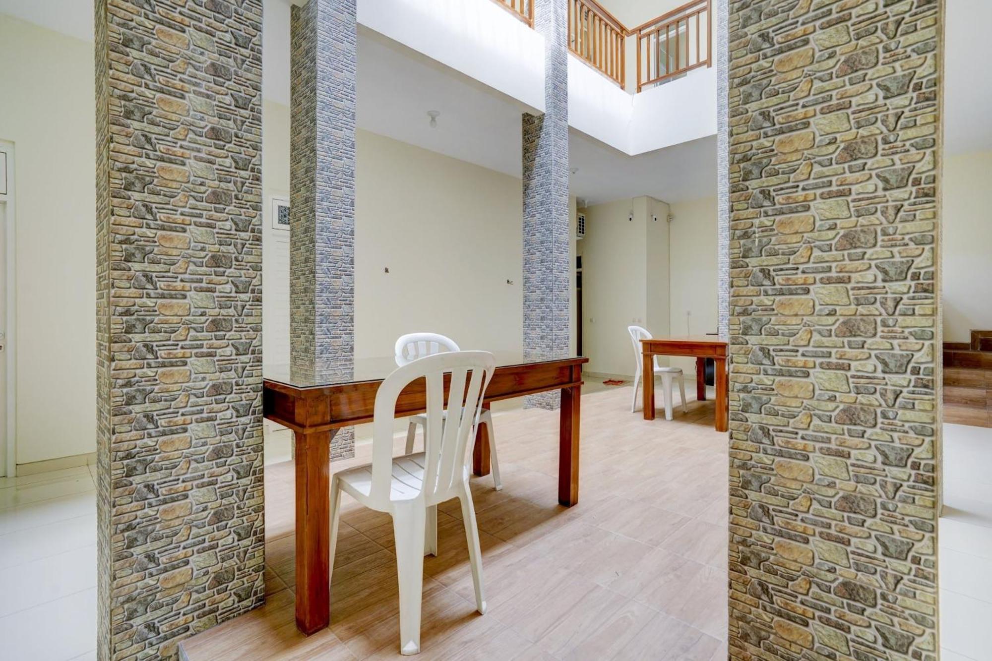 Oyo 90173 Innapp Tenggilis Family Residence Surabaya Luaran gambar